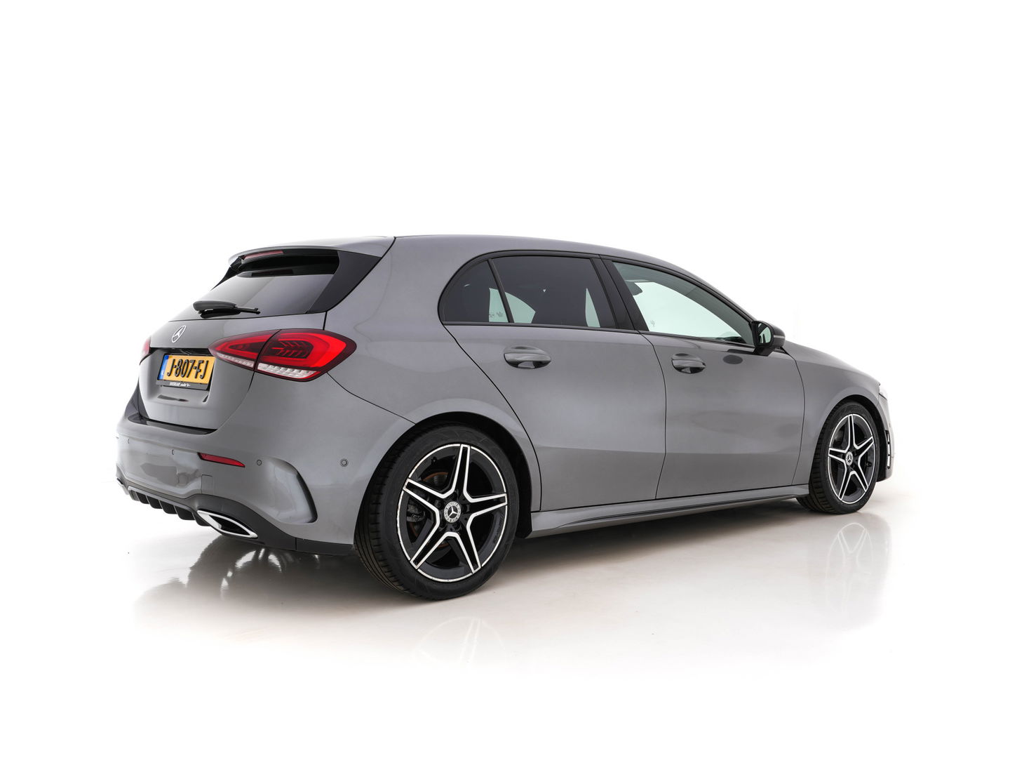 Mercedes-Benz A-Klasse 180 Business Solution AMG-Sport-Pack *PANO | WIDE-SCREEN-COCKPIT | FULL-LED | LEATHER-MICROFIBRE | CAMERA | ECC | PDC | CRUISE | SPORT-SEATS | 18"ALU*