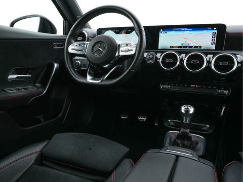Mercedes-Benz A-Klasse 180 Business Solution AMG-Sport-Pack *PANO | WIDE-SCREEN-COCKPIT | FULL-LED | LEATHER-MICROFIBRE | CAMERA | ECC | PDC | CRUISE | SPORT-SEATS | 18"ALU*
