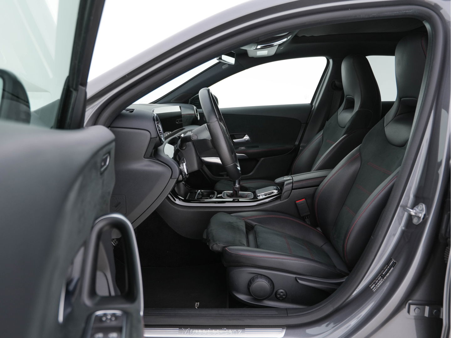 Mercedes-Benz A-Klasse 180 Business Solution AMG-Sport-Pack *PANO | WIDE-SCREEN-COCKPIT | FULL-LED | LEATHER-MICROFIBRE | CAMERA | ECC | PDC | CRUISE | SPORT-SEATS | 18"ALU*