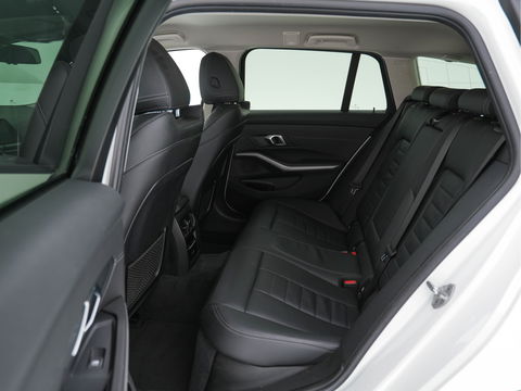 BMW 3 Serie Touring 330e (INCL-BTW) *VERNASCA-FULL-LEATHER | NAVI-FULLMAP |  DIGI-COCKPIT | FULL-LED | DAB | ECC | PDC | ADAPTIVE-CRUISE | SPORT-SEATS | 17"ALU*