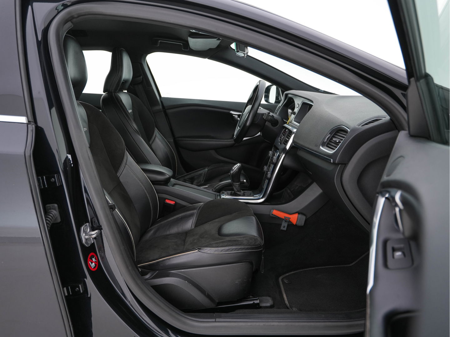 Volvo V40 1.6 T3 R-Design Business-Pack-Pro *NAVI-FULLMAP | LEATHER -MICROFIBRE | ECC | PDC | CRUISE | SPORT-SEATS | 17''ALU*