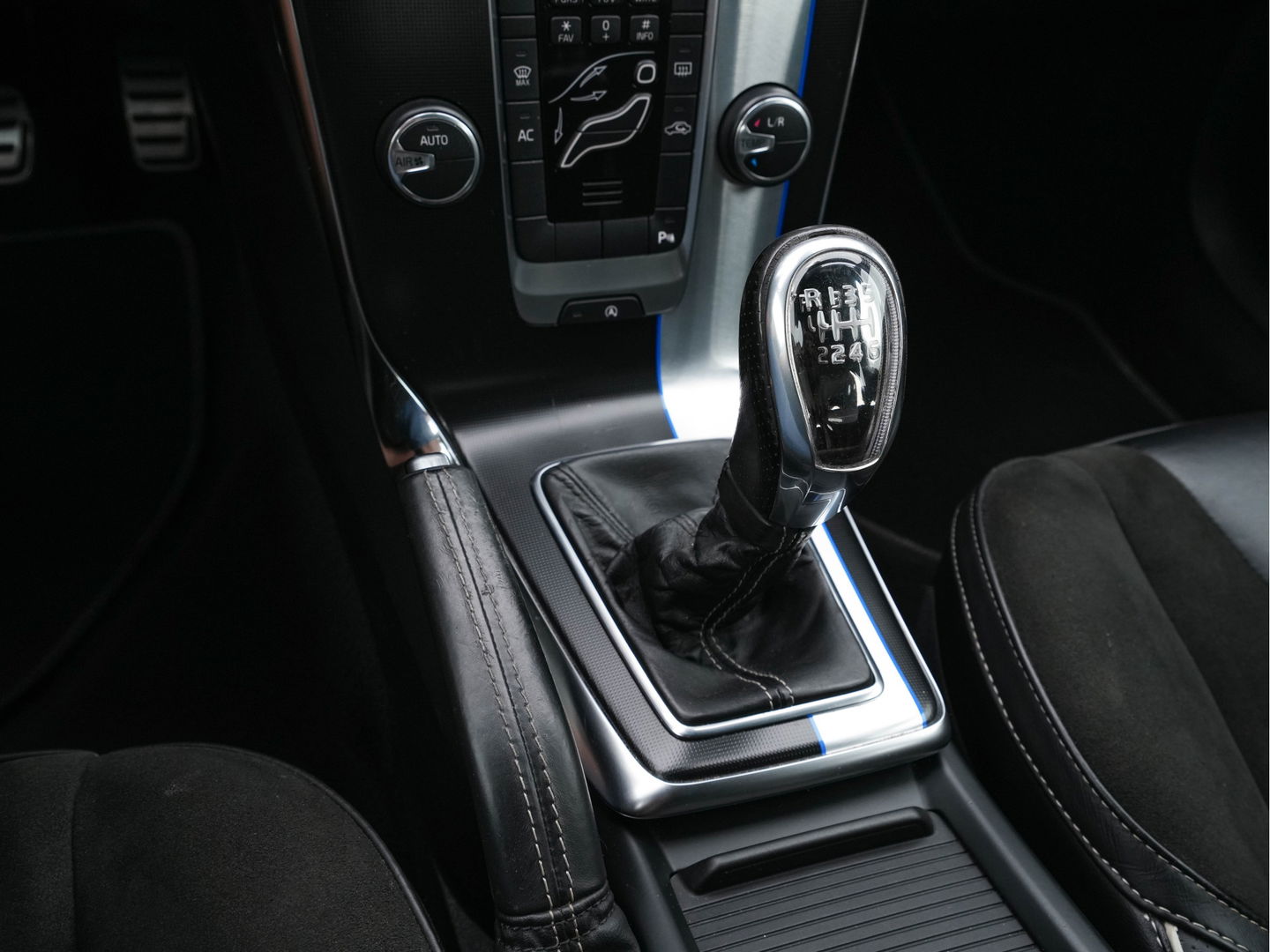 Volvo V40 1.6 T3 R-Design Business-Pack-Pro *NAVI-FULLMAP | LEATHER -MICROFIBRE | ECC | PDC | CRUISE | SPORT-SEATS | 17''ALU*
