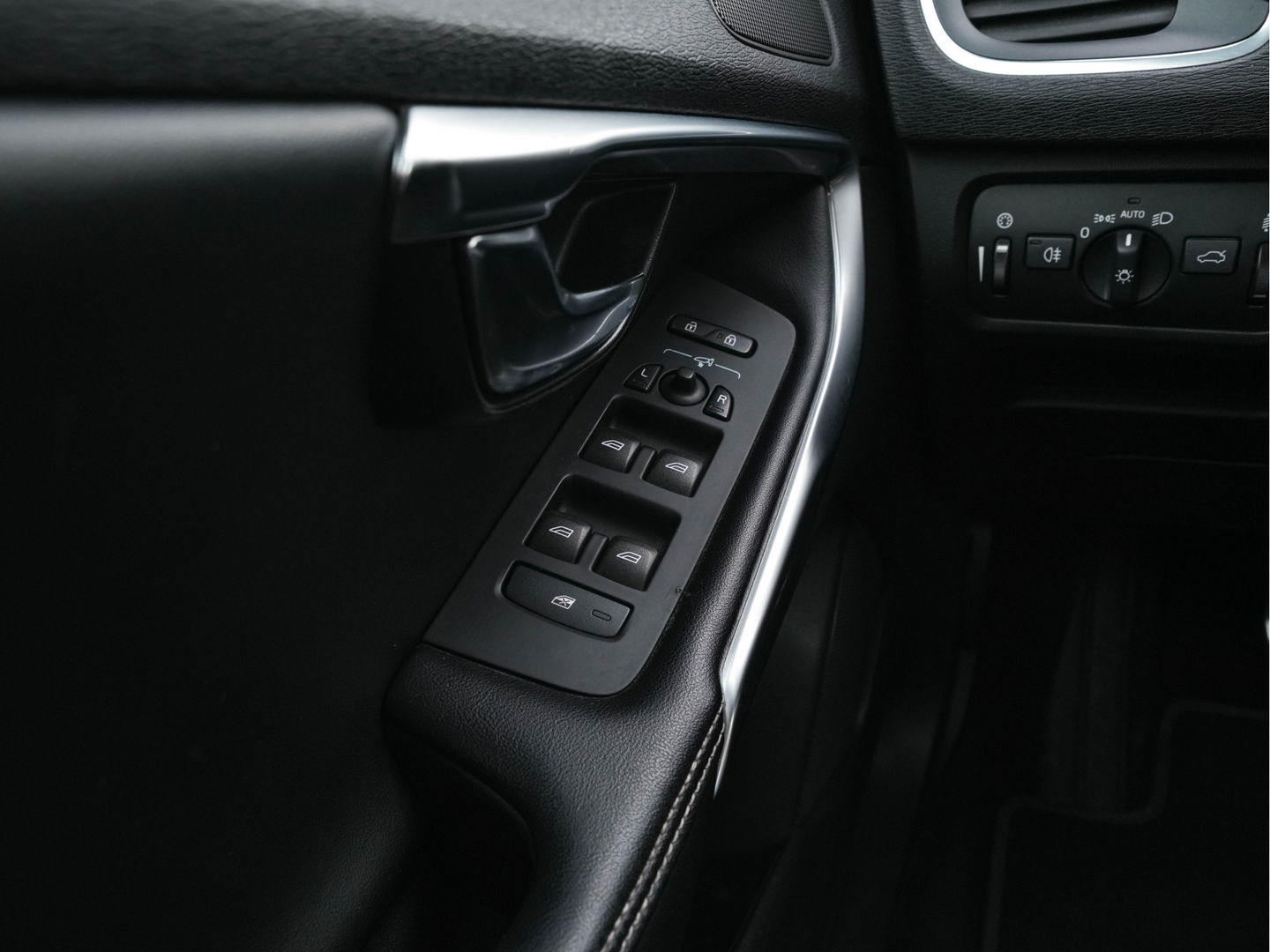 Volvo V40 1.6 T3 R-Design Business-Pack-Pro *NAVI-FULLMAP | LEATHER -MICROFIBRE | ECC | PDC | CRUISE | SPORT-SEATS | 17''ALU*