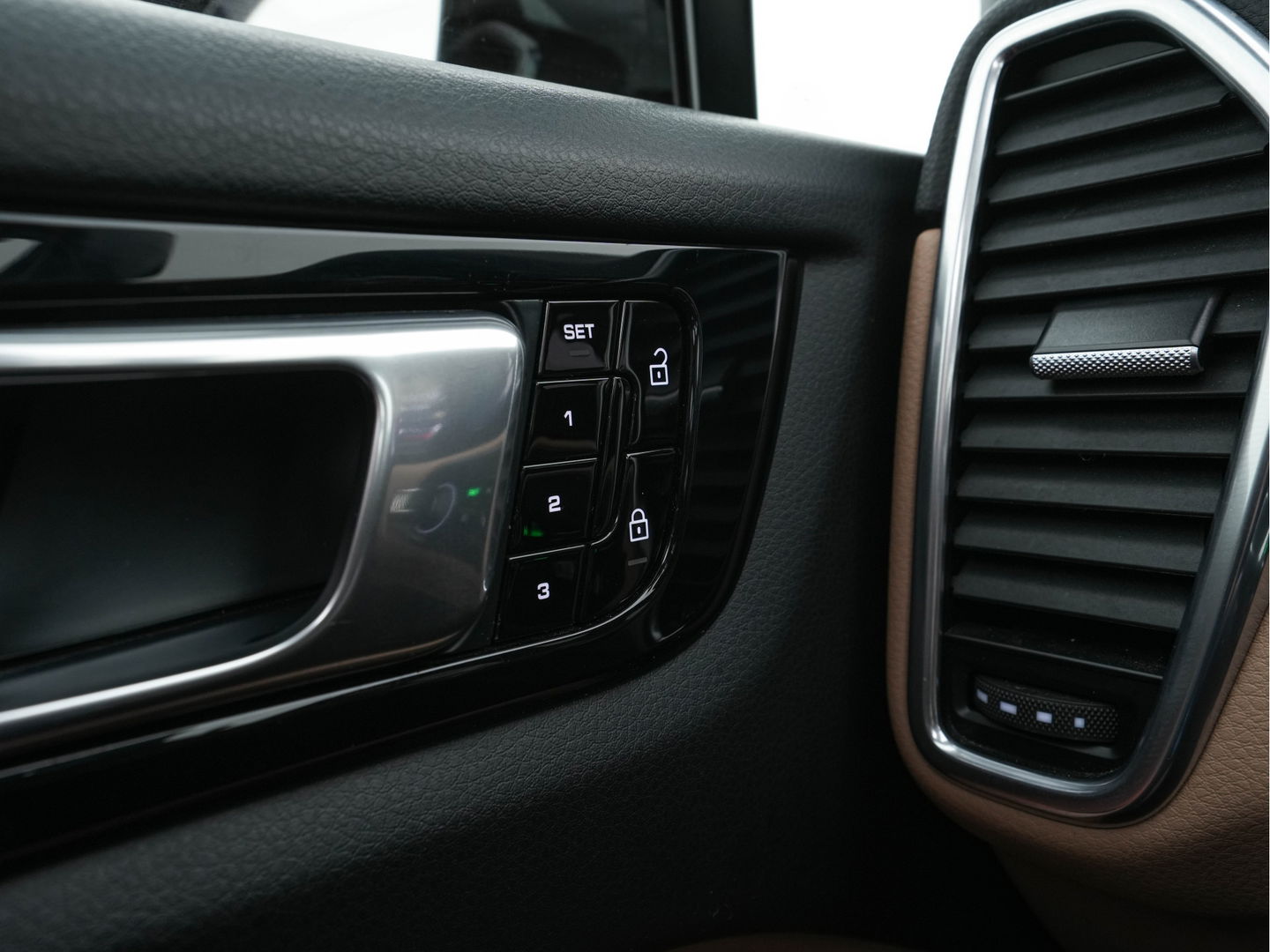 Porsche Cayenne 3.0 E-Hybrid Sport-Chrono-Pack (INCL-BTW) *PANO | NAPPA-LEATHER | FULL-LED | BOSE-SURROUND | MEMORY-PACK | AIR-SUPENSION | NAVI-FULLMAP | CAMERA | DAB+ | SPORT-SEATS | 22''ALU*