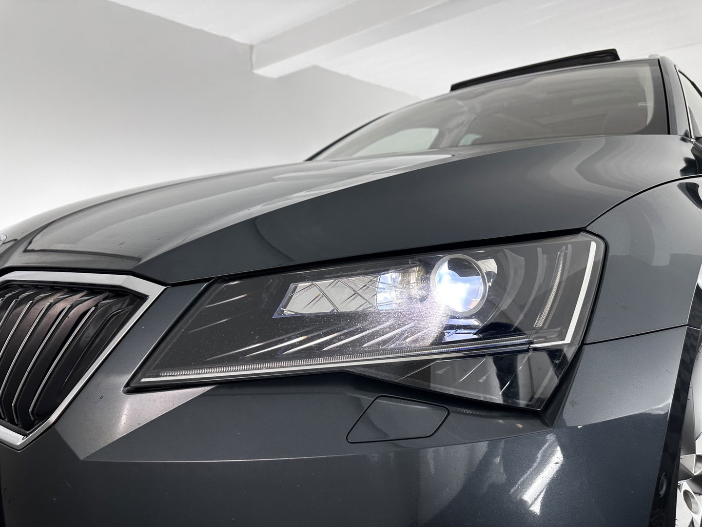Škoda Superb Combi 1.6 TDI Clever Edition *GEARBOX-BROKEN* Aut. *PANO | FULL-LEATHER | BI-XENON | CAMERA | MEMORY-PACK | KEYLESS | DAB+ | NAVI-FULLMAP | ECC | PDC | CRUISE | TOWBAR | SPORT-SEATS | 17''ALU*