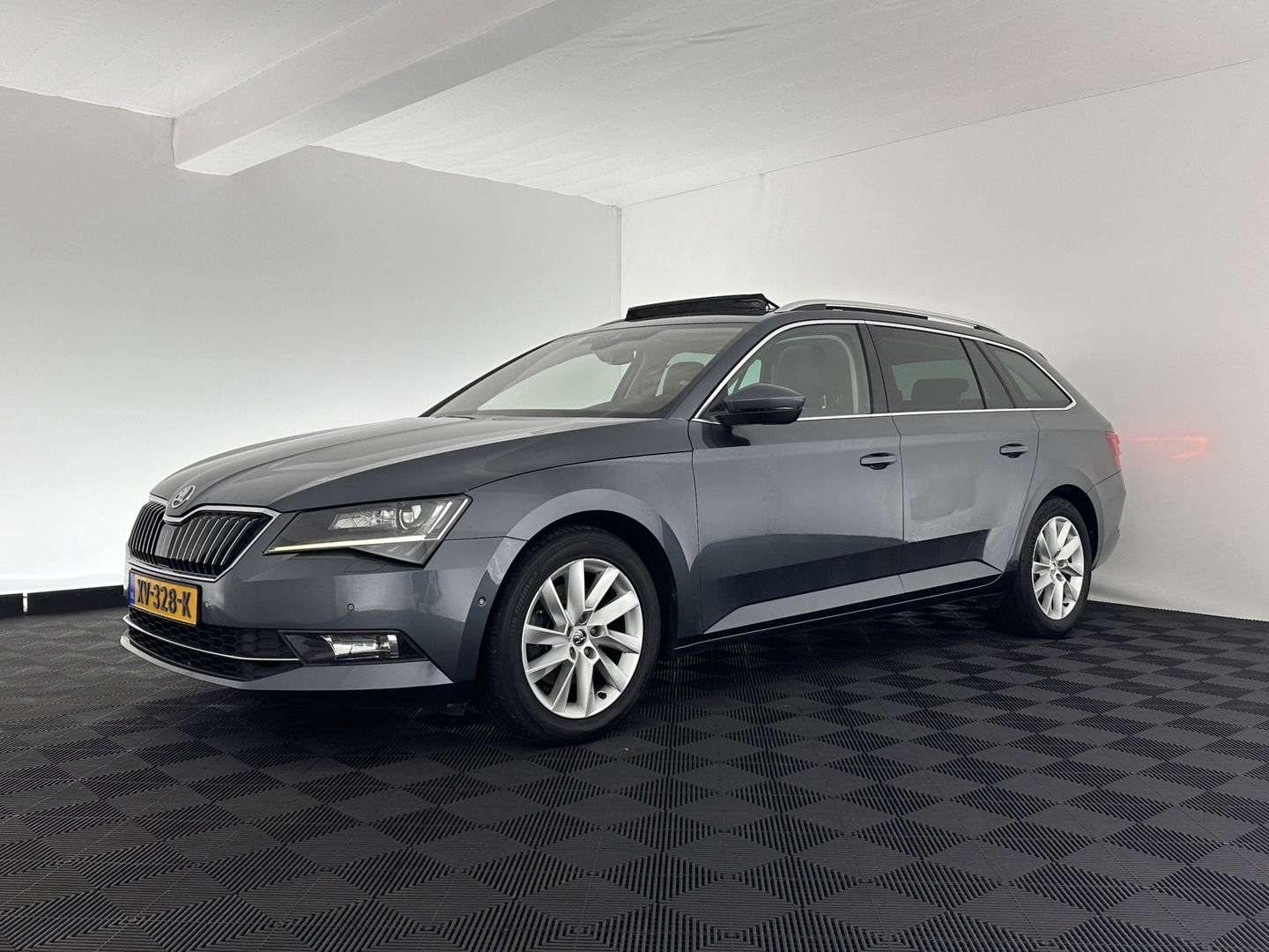 Škoda Superb Combi 1.6 TDI Clever Edition *GEARBOX-BROKEN* Aut. *PANO | FULL-LEATHER | BI-XENON | CAMERA | MEMORY-PACK | KEYLESS | DAB+ | NAVI-FULLMAP | ECC | PDC | CRUISE | TOWBAR | SPORT-SEATS | 17''ALU*