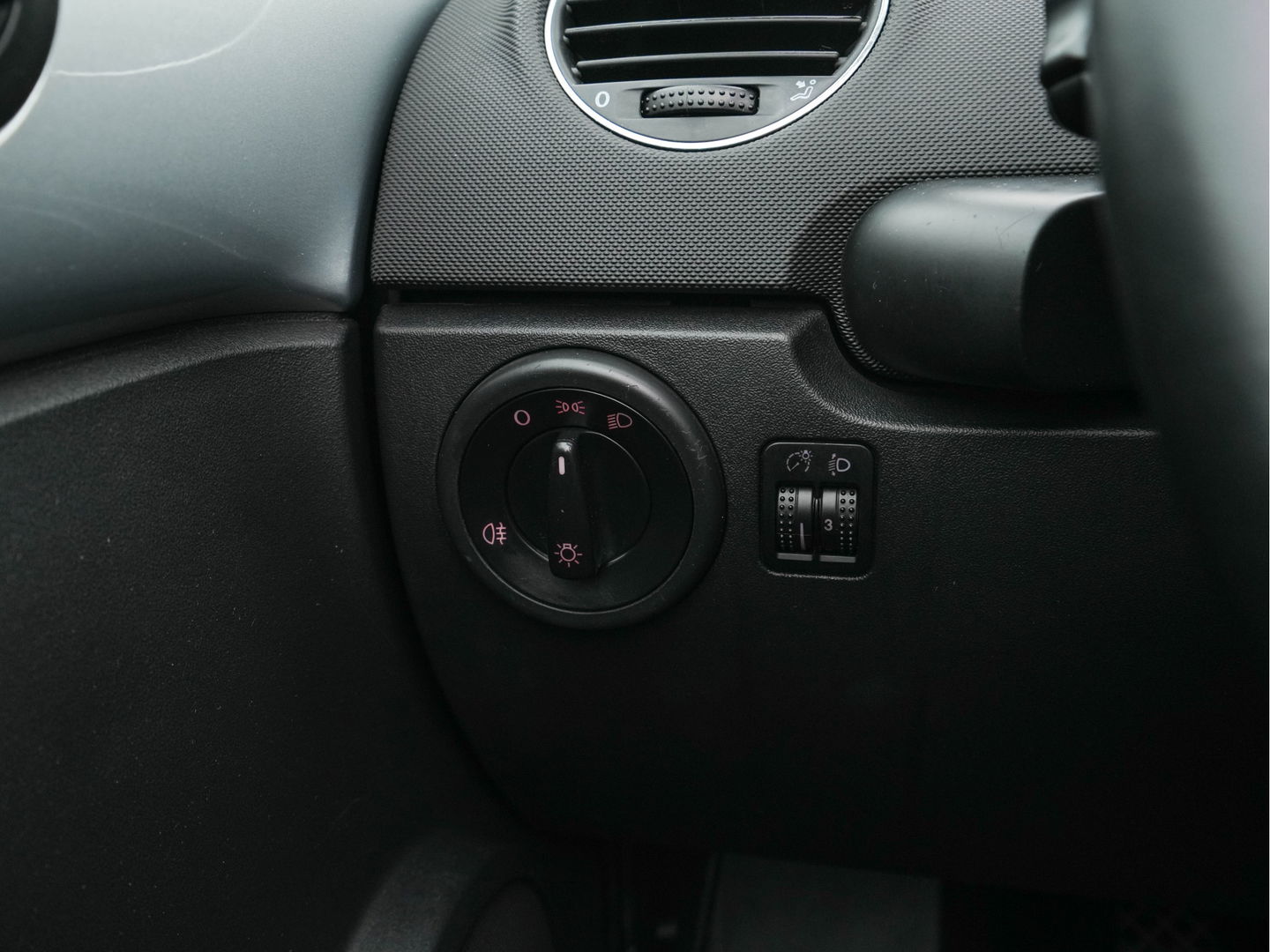 Volkswagen New Beetle Cabriolet 1.6 Highline *AIRCO | CRUISE | PDC | AIRSCARF | COMFORT-SEATS | RADIO-CD | 17''ALU *