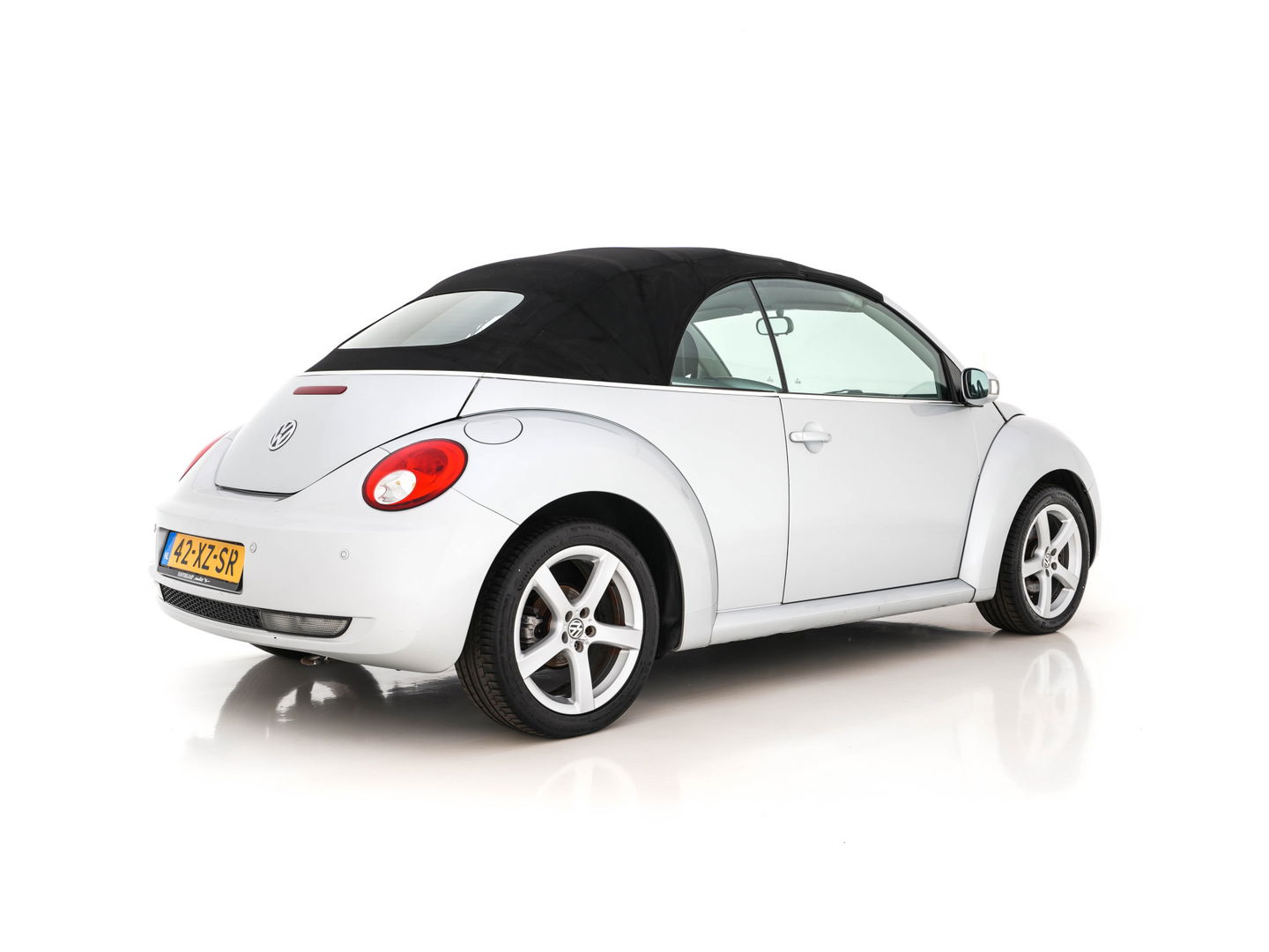 Volkswagen New Beetle Cabriolet 1.6 Highline *AIRCO | CRUISE | PDC | AIRSCARF | COMFORT-SEATS | RADIO-CD | 17''ALU *