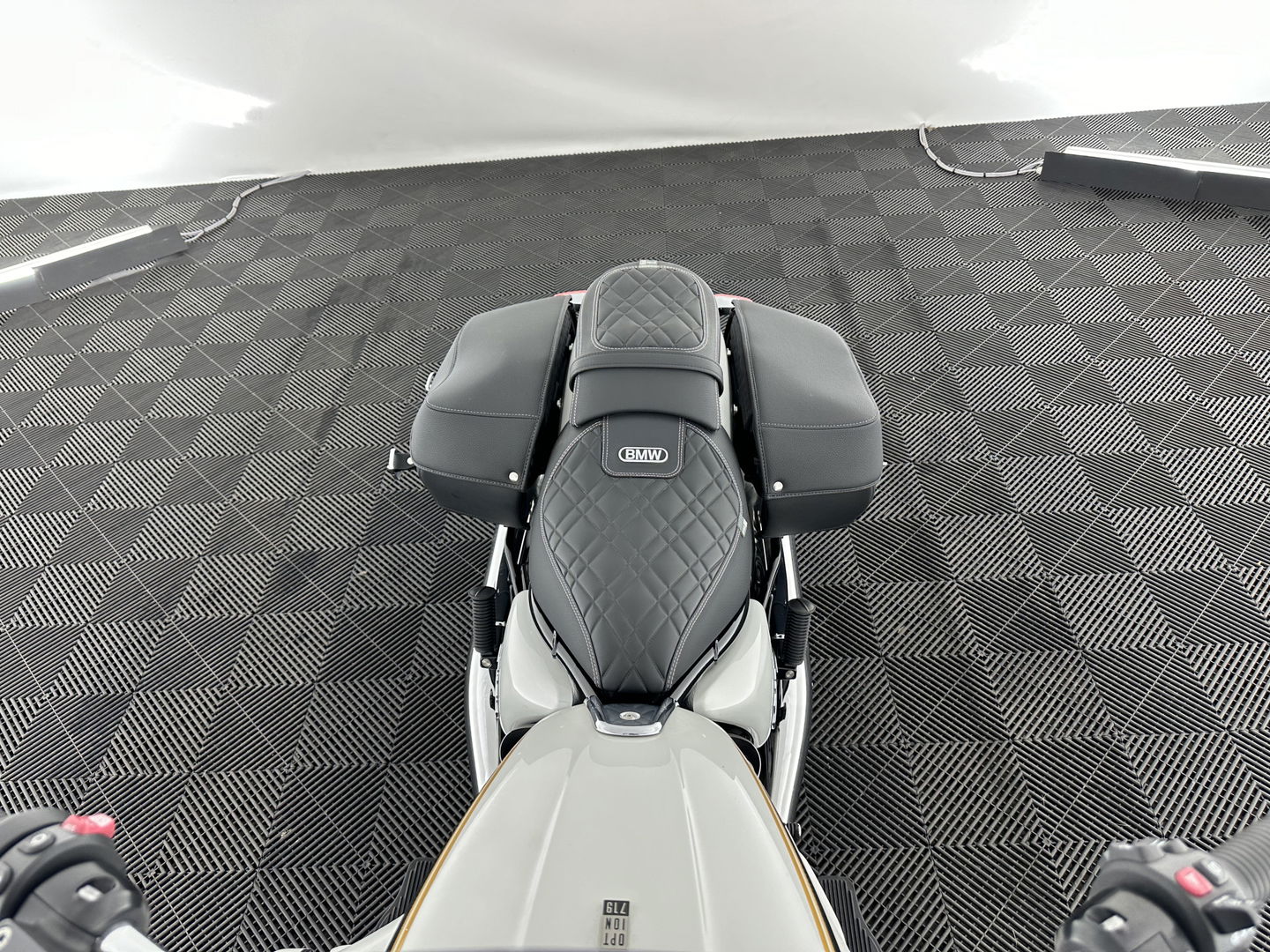 BMW R 18 Classic Option-719 *REVERSE GEAR | CRUISE | LEATHER | LED-LIGHTS | ABS | ESP | AIRSCARF | SIDE-CASES | HANDLE-HEATING*
