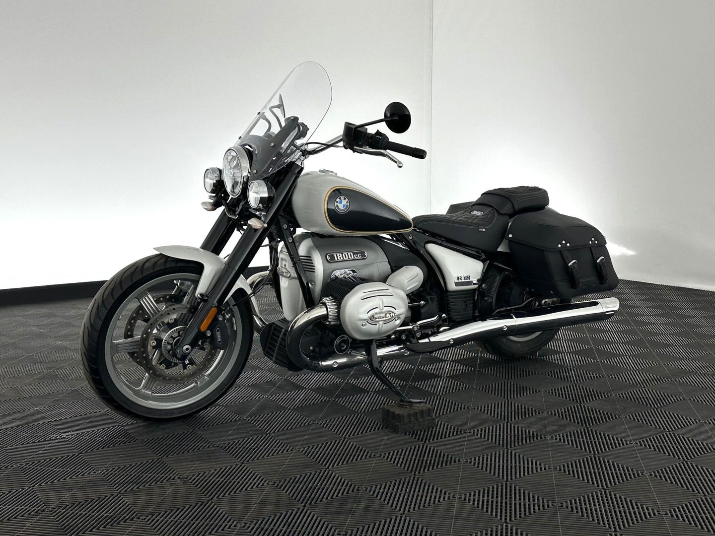 BMW R 18 Classic Option-719 *REVERSE GEAR | CRUISE | LEATHER | LED-LIGHTS | ABS | ESP | AIRSCARF | SIDE-CASES | HANDLE-HEATING*
