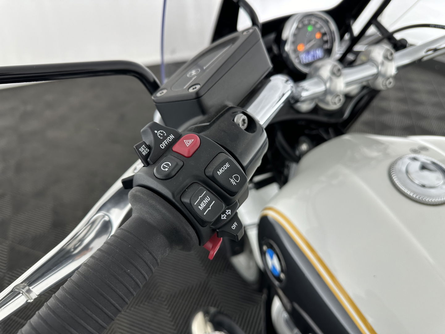 BMW R 18 Classic Option-719 *REVERSE GEAR | CRUISE | LEATHER | LED-LIGHTS | ABS | ESP | AIRSCARF | SIDE-CASES | HANDLE-HEATING*