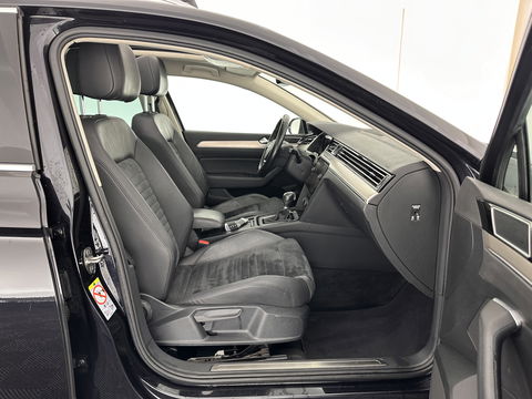 Volkswagen Passat Variant 2.0 BiTDI 4Motion Highline Executive-Pack Aut. *PANO | ADAPTIVE-CRUISE | DIGI-COCKPIT | NAVI-FULLMAP | LEATHER-ALCANTARA | FULL-LED | ERGONOMIC-COMFORT-SEATS | KEYLESS | ECC | PARKPILOT | TOWBAR | 17''ALU*