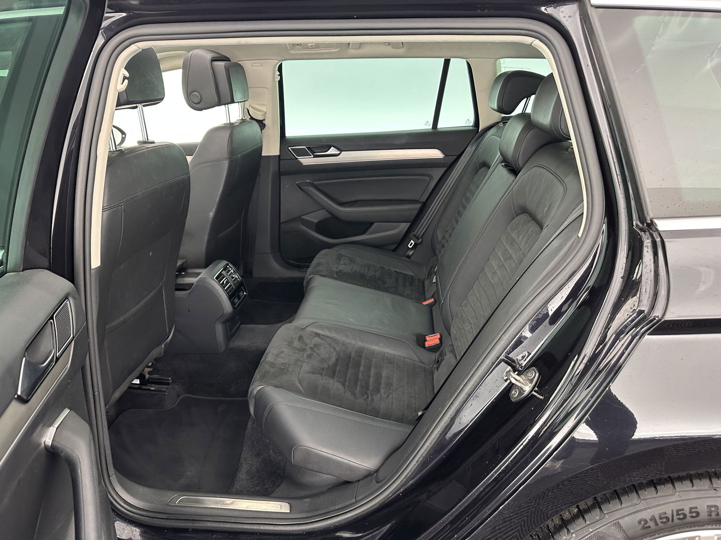 Volkswagen Passat Variant 2.0 BiTDI 4Motion Highline Executive-Pack Aut. *PANO | ADAPTIVE-CRUISE | DIGI-COCKPIT | NAVI-FULLMAP | LEATHER-ALCANTARA | FULL-LED | ERGONOMIC-COMFORT-SEATS | KEYLESS | ECC | PARKPILOT | TOWBAR | 17''ALU*