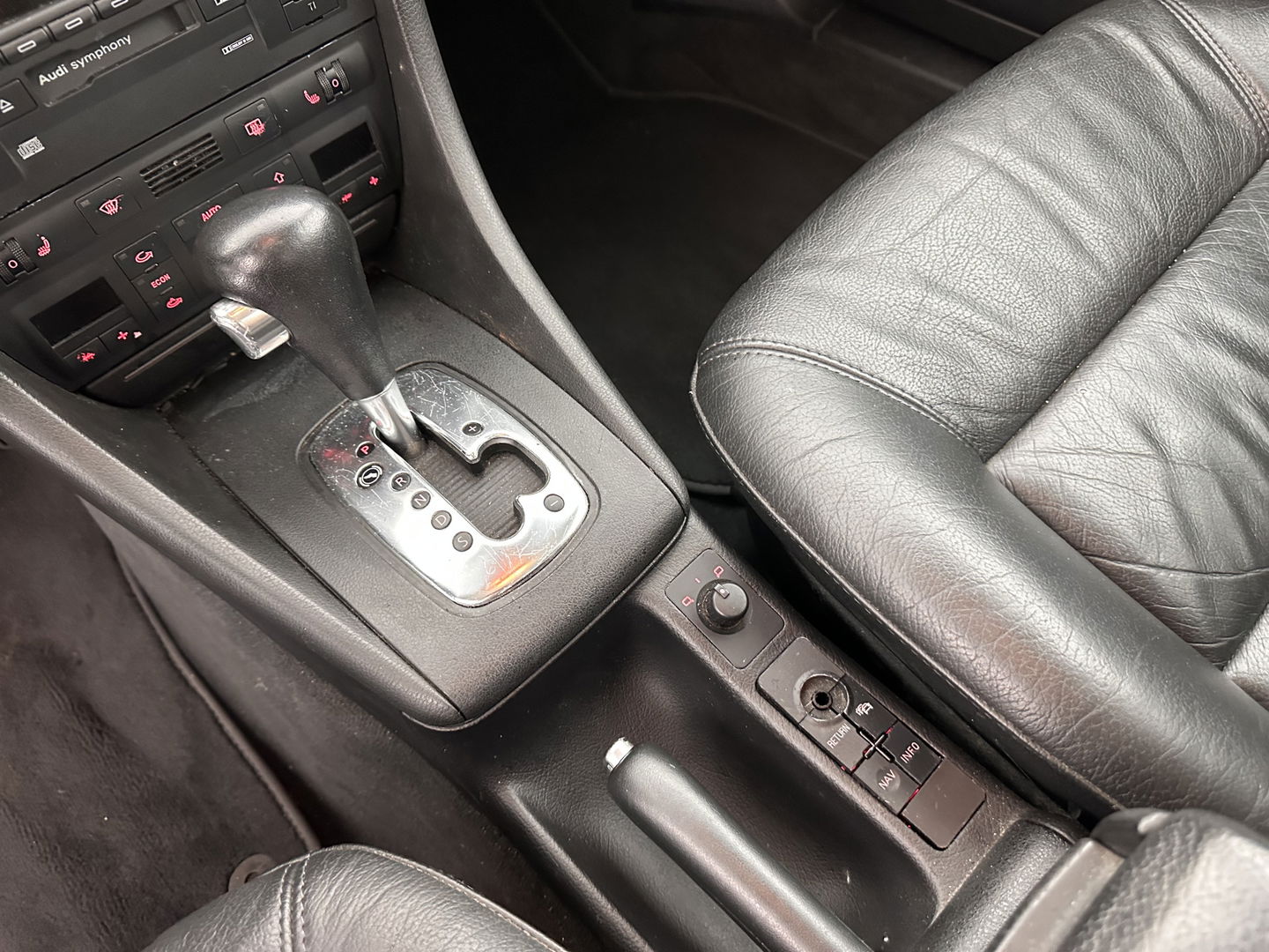 Audi A6 Limousine 2.4 MT [ GEARBOX-PROBLEM ] Aut. *BUFFALINO-LEATHER | ECC | PDC | CRUISE | RADIO-CD | COMFORT-SEATS | 17"ALU*