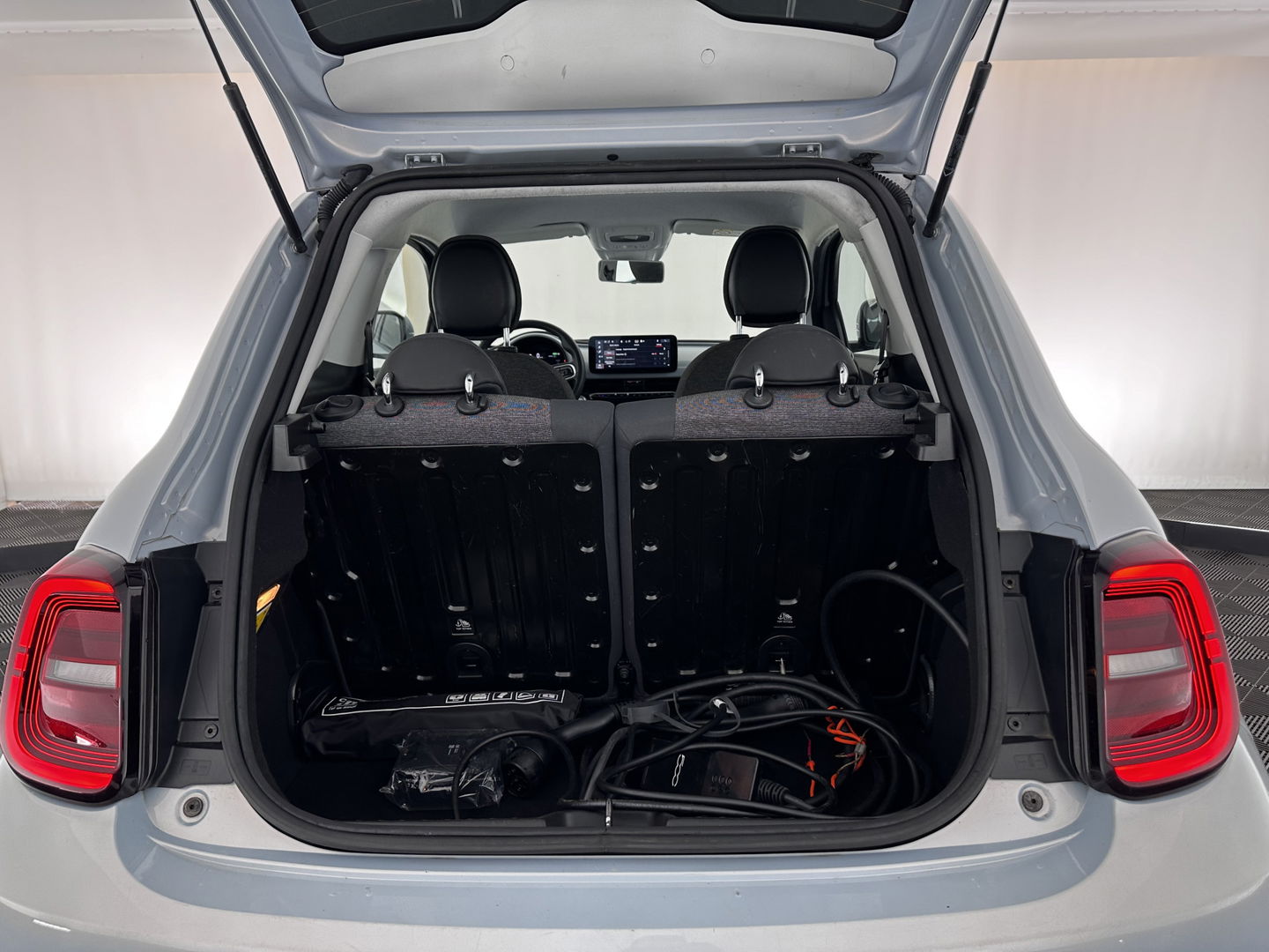Fiat 500 Icon 42 kWh [ 3-Fase ] (INCL-BTW) *FULL-LED | DIGI-COCKPIT | CCS-FASTLOADER | KEYLESS | CAMERA | NAVI-FULLMAP | DAB+ | ECC | PDC | CRUISE | LANE-ASSIST | APP.CONNECT | COMFORT-SEATS | 16''ALU*