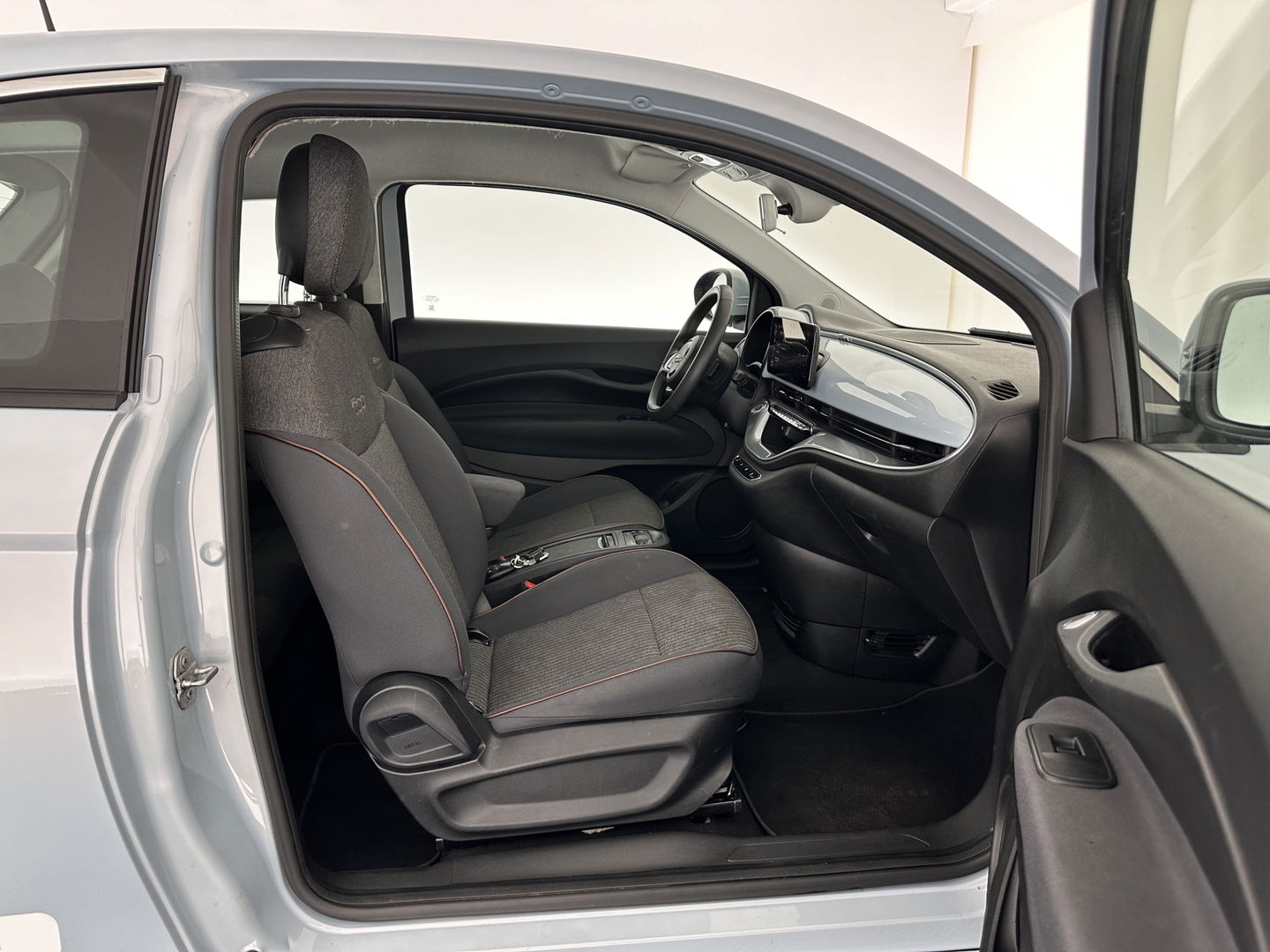 Fiat 500 Icon 42 kWh [ 3-Fase ] (INCL-BTW) *FULL-LED | DIGI-COCKPIT | CCS-FASTLOADER | KEYLESS | CAMERA | NAVI-FULLMAP | DAB+ | ECC | PDC | CRUISE | LANE-ASSIST | APP.CONNECT | COMFORT-SEATS | 16''ALU*