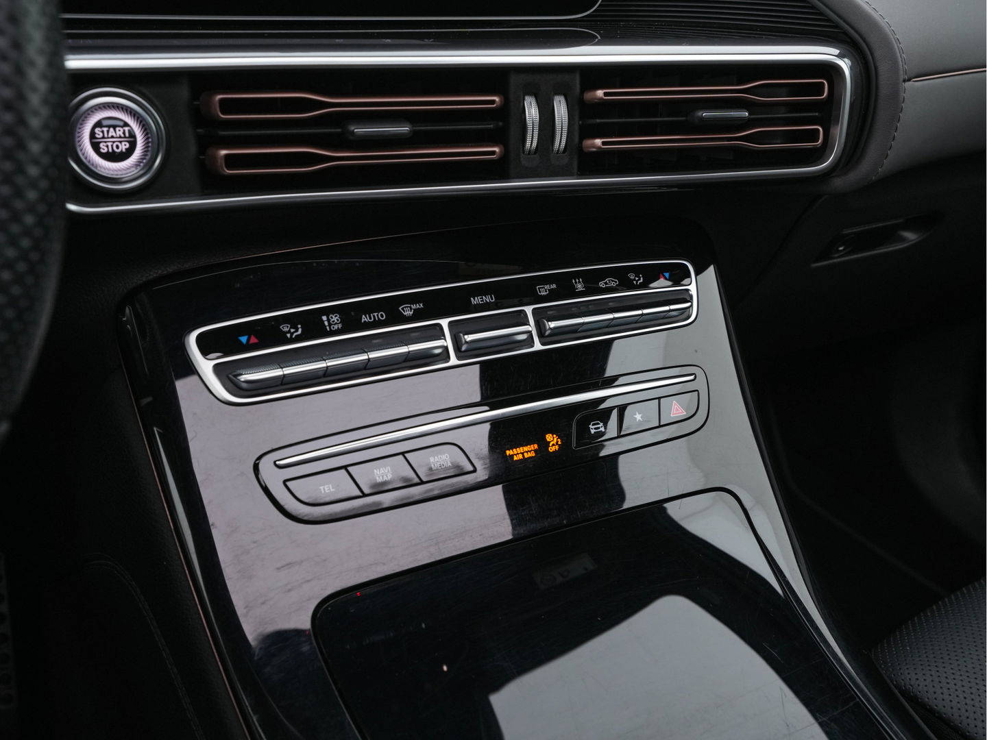 Mercedes-Benz EQC 400 4MATIC Premium Plus 80 kWh [ 3-FASE ] (INCL-BTW) *PANO | WIDE-SCREEN-DIGI-COCKPIT | HEAD-UP | DISTRONIC-PLUS | MULTI-BEAM | BURMESTER-SOUND | MEMORY-PACK | SURROUND-VIEW | KEYLESS | ARTICO-FULL-LEATHER | SPORT-SEATS | DAB+ | 20''