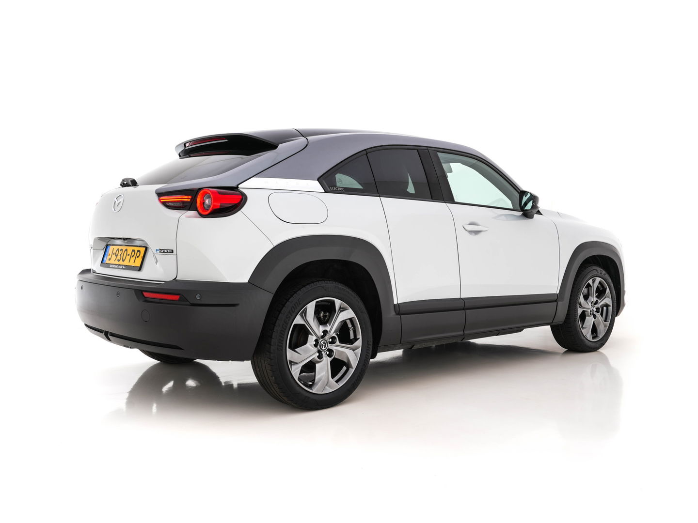 Mazda MX-30 e-SkyActiv 145 First Edition 36 kWh (INCL-BTW) *ADAPT.-CRUISE | HEAD-UP | FULL-LED | NAVI-FULLMAP | LEATHER-MICROFIBRE | CCS-FASTLOADER | KEYLESS | BLIND-SPOT |CAMERA | DIGI-COCKPIT | MEMORY-PACK | SHIFT-PADDLES | ...
