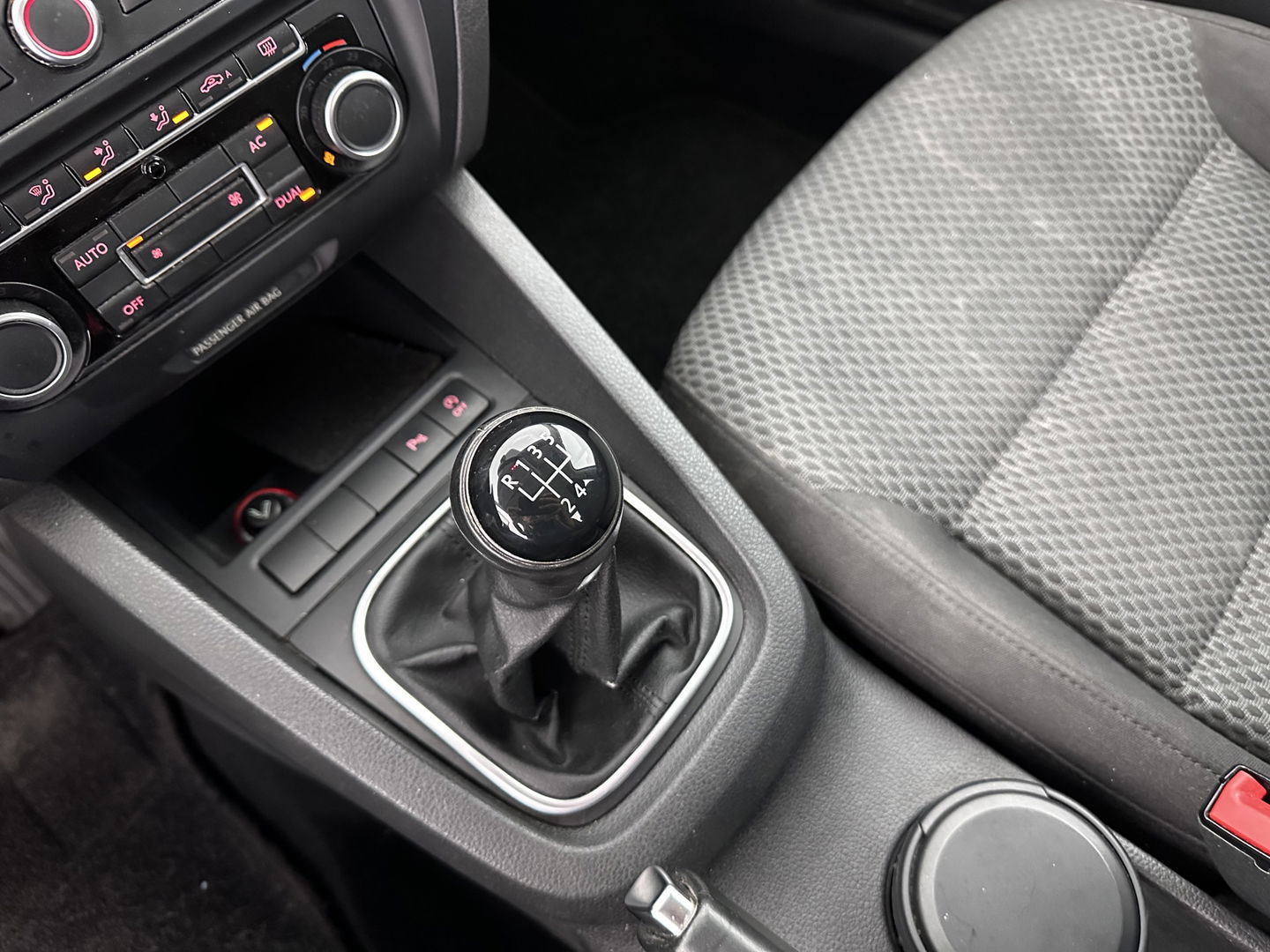 Volkswagen Jetta 1.6 TDI Comfort Executive Line BlueMotion *NAVI | AIRCO | PDC | CRUISE | TOWBAR | COMFORT-SEATS | 17''ALU*