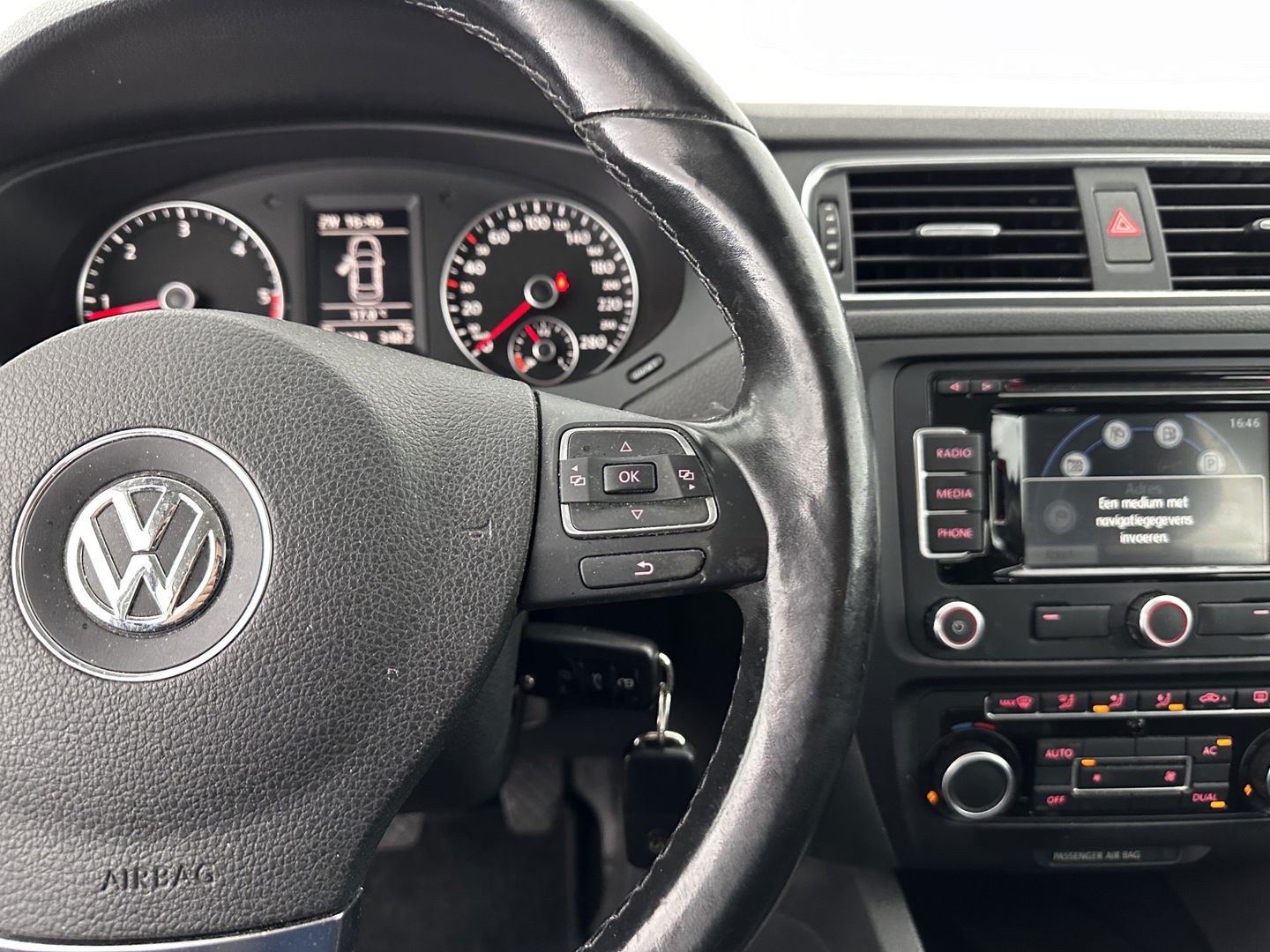 Volkswagen Jetta 1.6 TDI Comfort Executive Line BlueMotion *NAVI | AIRCO | PDC | CRUISE | TOWBAR | COMFORT-SEATS | 17''ALU*