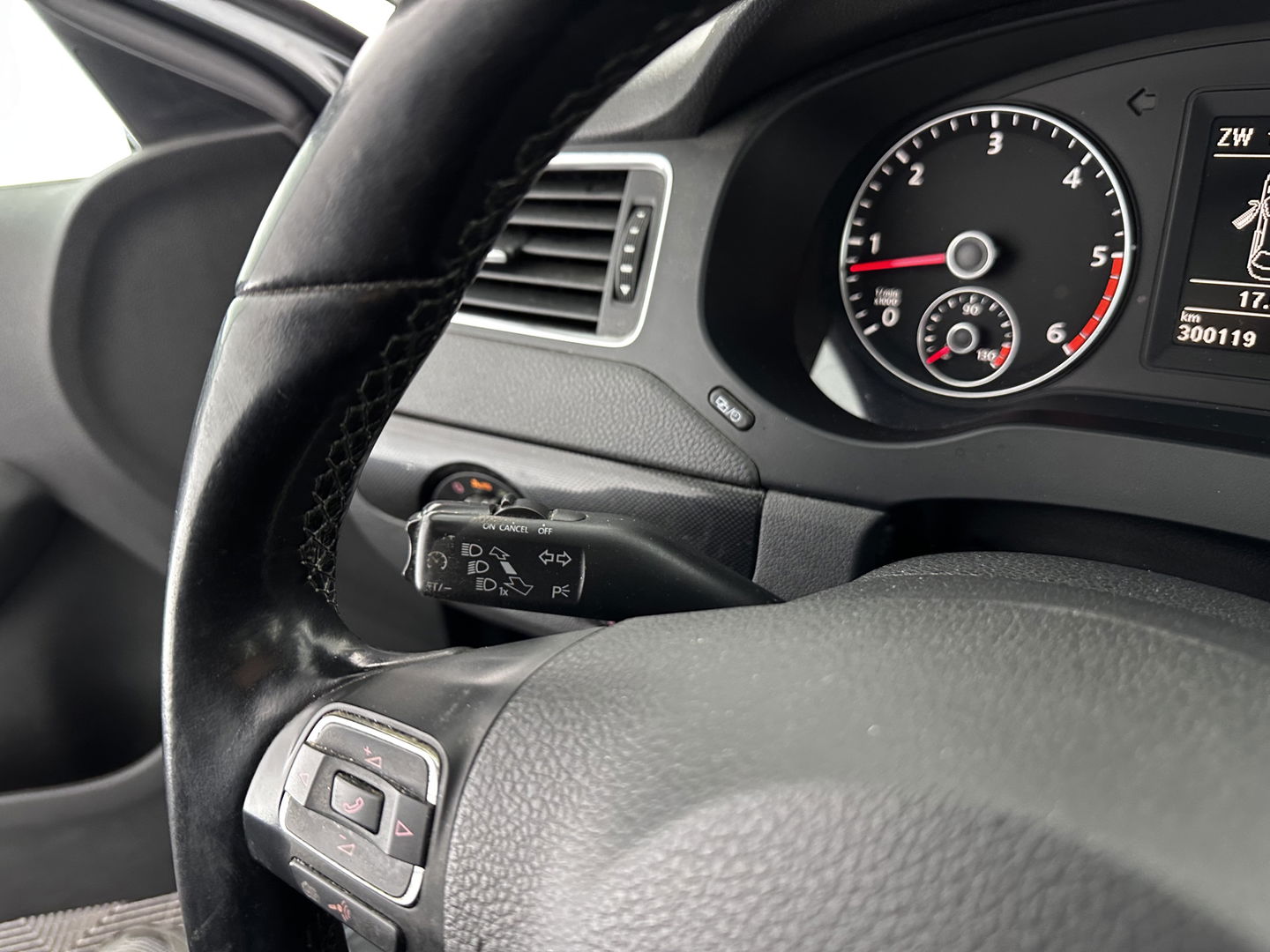 Volkswagen Jetta 1.6 TDI Comfort Executive Line BlueMotion *NAVI | AIRCO | PDC | CRUISE | TOWBAR | COMFORT-SEATS | 17''ALU*