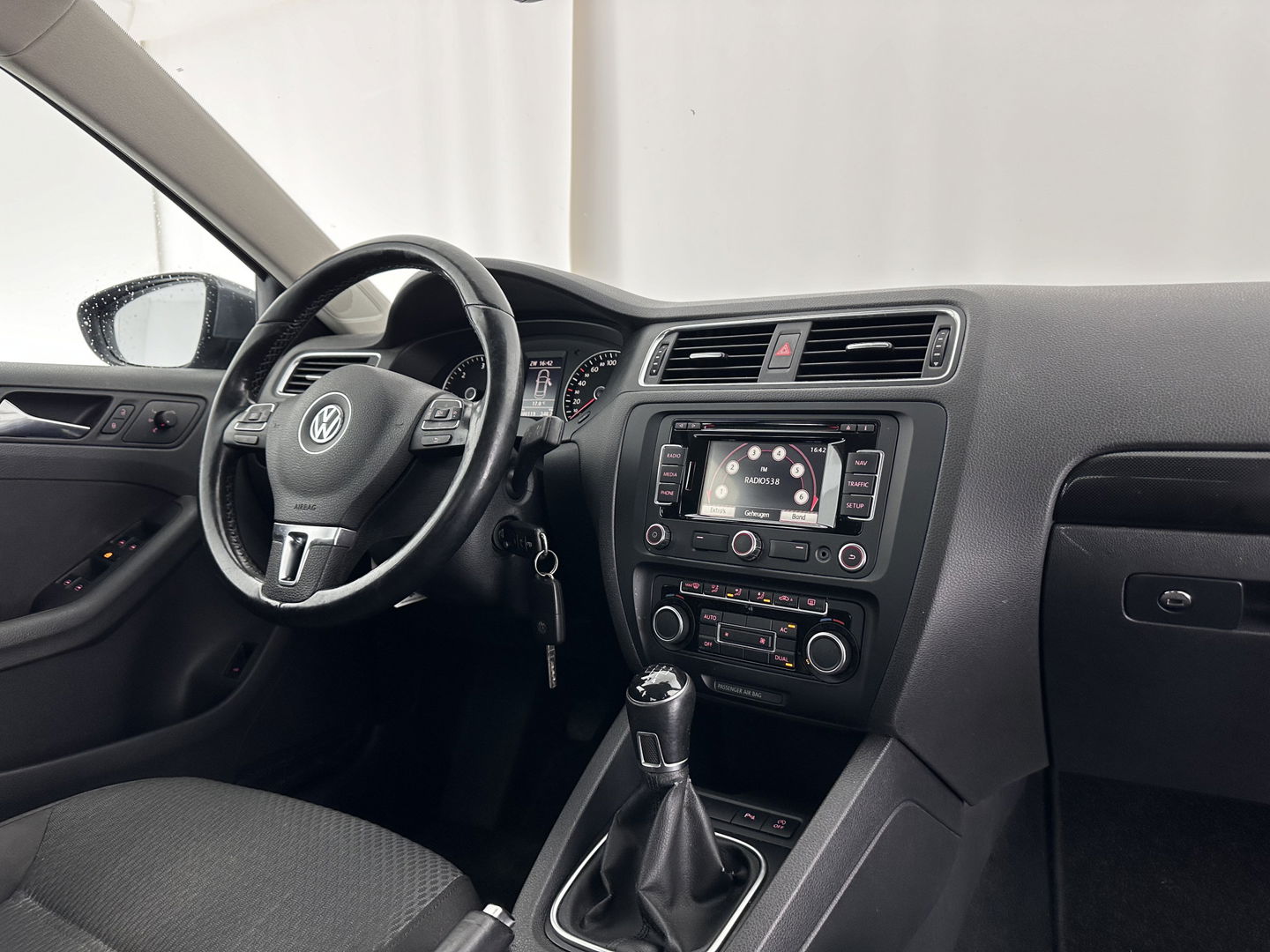 Volkswagen Jetta 1.6 TDI Comfort Executive Line BlueMotion *NAVI | AIRCO | PDC | CRUISE | TOWBAR | COMFORT-SEATS | 17''ALU*