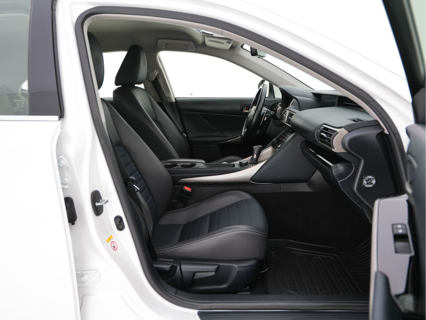 Lexus IS 300h Hybrid Business Line Aut. *NAVI-FULLMAP | FULL-LED | LEATHER-MICROFIBRE | CAMERA | SHIFT-PADDLES | ECC | PDC | CRUISE | SPORT-SEATS | 17''ALU*