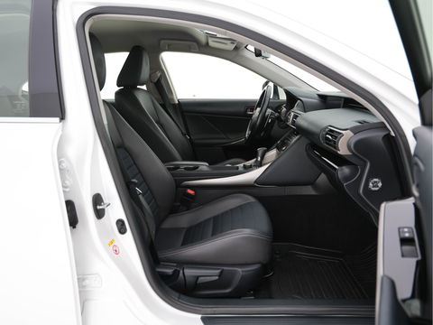 Lexus IS 300h Hybrid Business Line Aut. *NAVI-FULLMAP | FULL-LED | LEATHER-MICROFIBRE | CAMERA | SHIFT-PADDLES | ECC | PDC | CRUISE | SPORT-SEATS | 17''ALU*