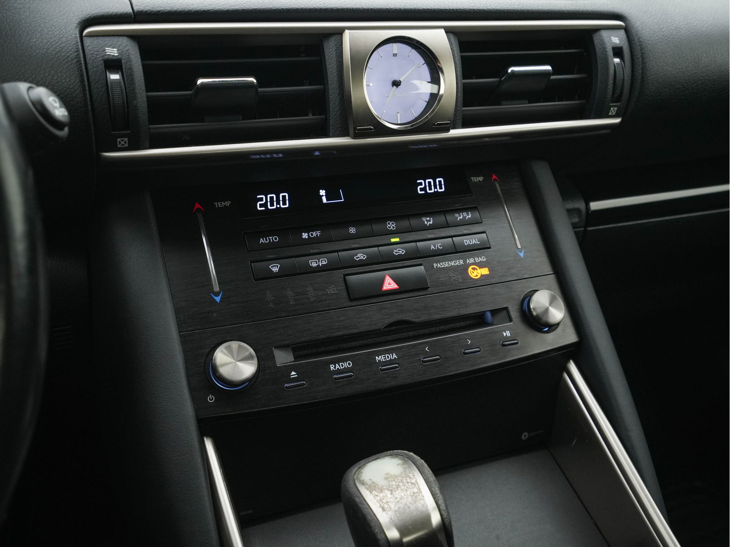 Lexus IS 300h Hybrid Business Line Aut. *NAVI-FULLMAP | FULL-LED | LEATHER-MICROFIBRE | CAMERA | SHIFT-PADDLES | ECC | PDC | CRUISE | SPORT-SEATS | 17''ALU*