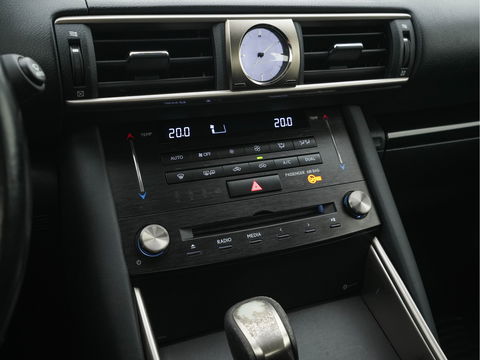Lexus IS 300h Hybrid Business Line Aut. *NAVI-FULLMAP | FULL-LED | LEATHER-MICROFIBRE | CAMERA | SHIFT-PADDLES | ECC | PDC | CRUISE | SPORT-SEATS | 17''ALU*
