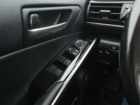 Lexus IS 300h Hybrid Business Line Aut. *NAVI-FULLMAP | FULL-LED | LEATHER-MICROFIBRE | CAMERA | SHIFT-PADDLES | ECC | PDC | CRUISE | SPORT-SEATS | 17''ALU*