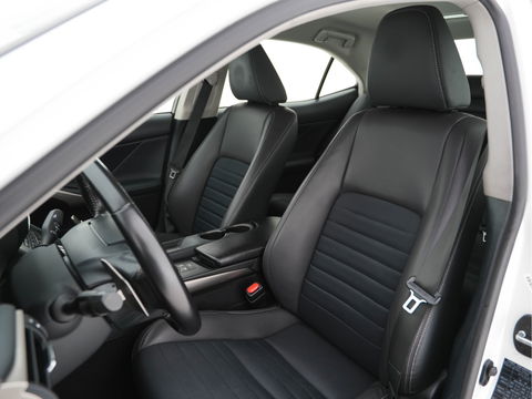 Lexus IS 300h Hybrid Business Line Aut. *NAVI-FULLMAP | FULL-LED | LEATHER-MICROFIBRE | CAMERA | SHIFT-PADDLES | ECC | PDC | CRUISE | SPORT-SEATS | 17''ALU*