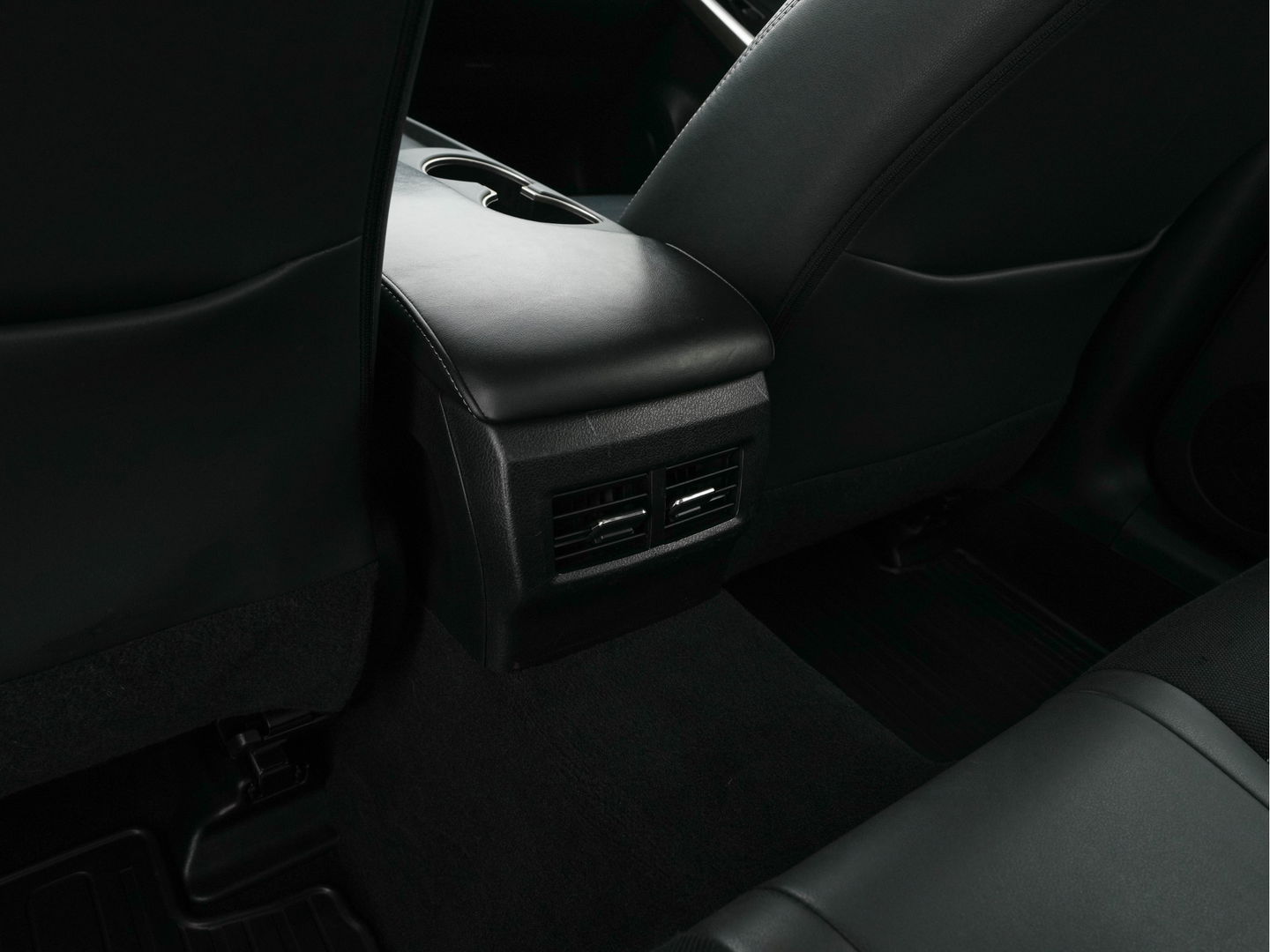 Lexus IS 300h Hybrid Business Line Aut. *NAVI-FULLMAP | FULL-LED | LEATHER-MICROFIBRE | CAMERA | SHIFT-PADDLES | ECC | PDC | CRUISE | SPORT-SEATS | 17''ALU*
