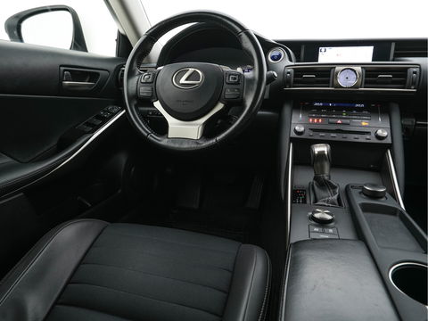 Lexus IS 300h Hybrid Business Line Aut. *NAVI-FULLMAP | FULL-LED | LEATHER-MICROFIBRE | CAMERA | SHIFT-PADDLES | ECC | PDC | CRUISE | SPORT-SEATS | 17''ALU*