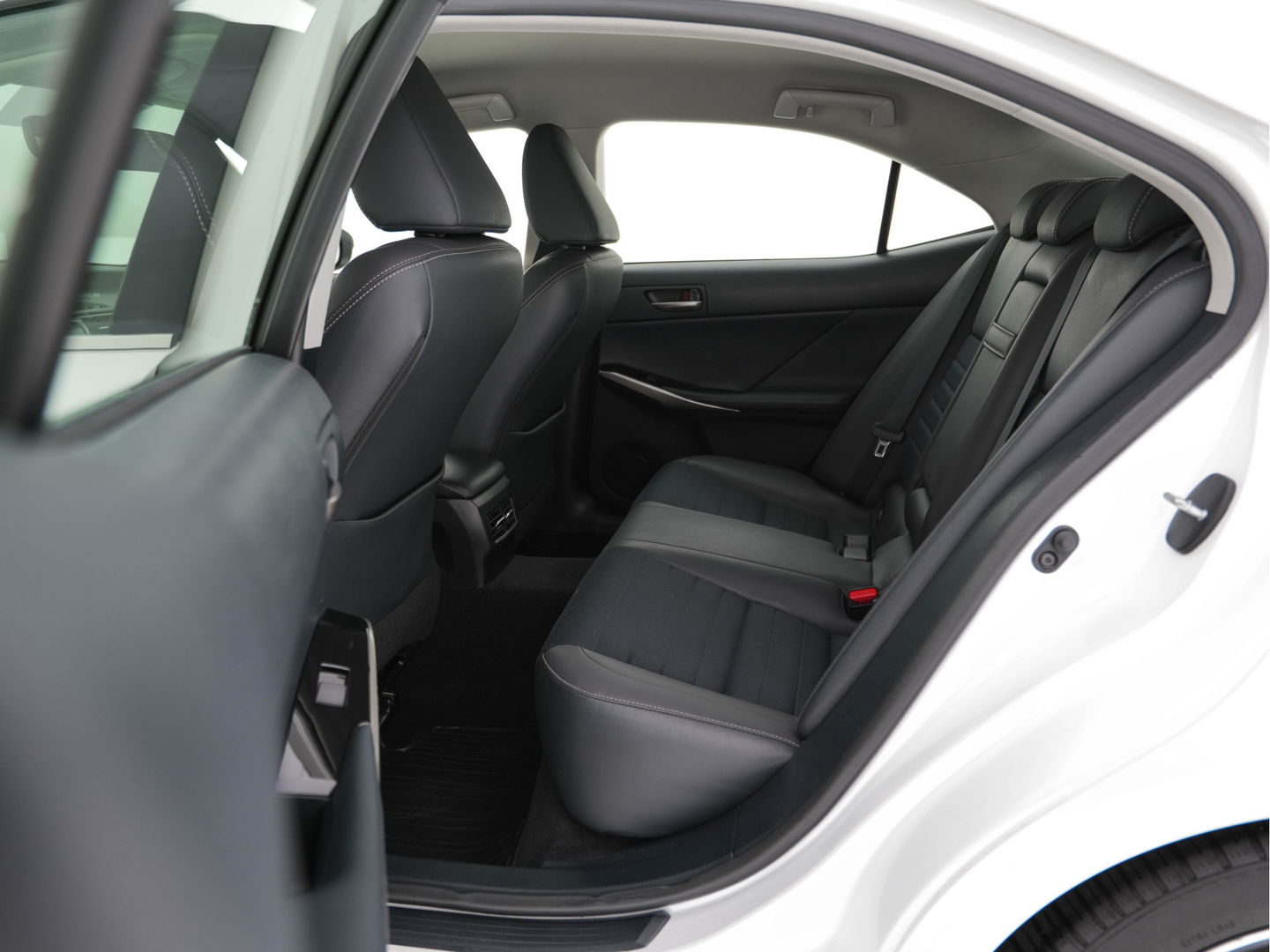 Lexus IS 300h Hybrid Business Line Aut. *NAVI-FULLMAP | FULL-LED | LEATHER-MICROFIBRE | CAMERA | SHIFT-PADDLES | ECC | PDC | CRUISE | SPORT-SEATS | 17''ALU*