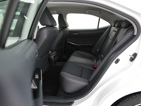 Lexus IS 300h Hybrid Business Line Aut. *NAVI-FULLMAP | FULL-LED | LEATHER-MICROFIBRE | CAMERA | SHIFT-PADDLES | ECC | PDC | CRUISE | SPORT-SEATS | 17''ALU*