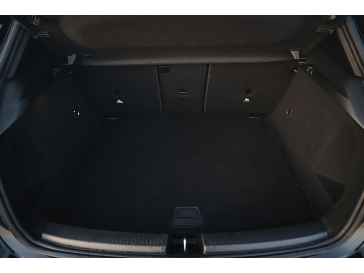 Mercedes-Benz A-Klasse 180 d Business Solution Automaat Widescreen 16 inch LMV Half Leder Sportstoelen Navigatie Carplay Android Achteruitrijcamera Clima Cruise Parkeersensor