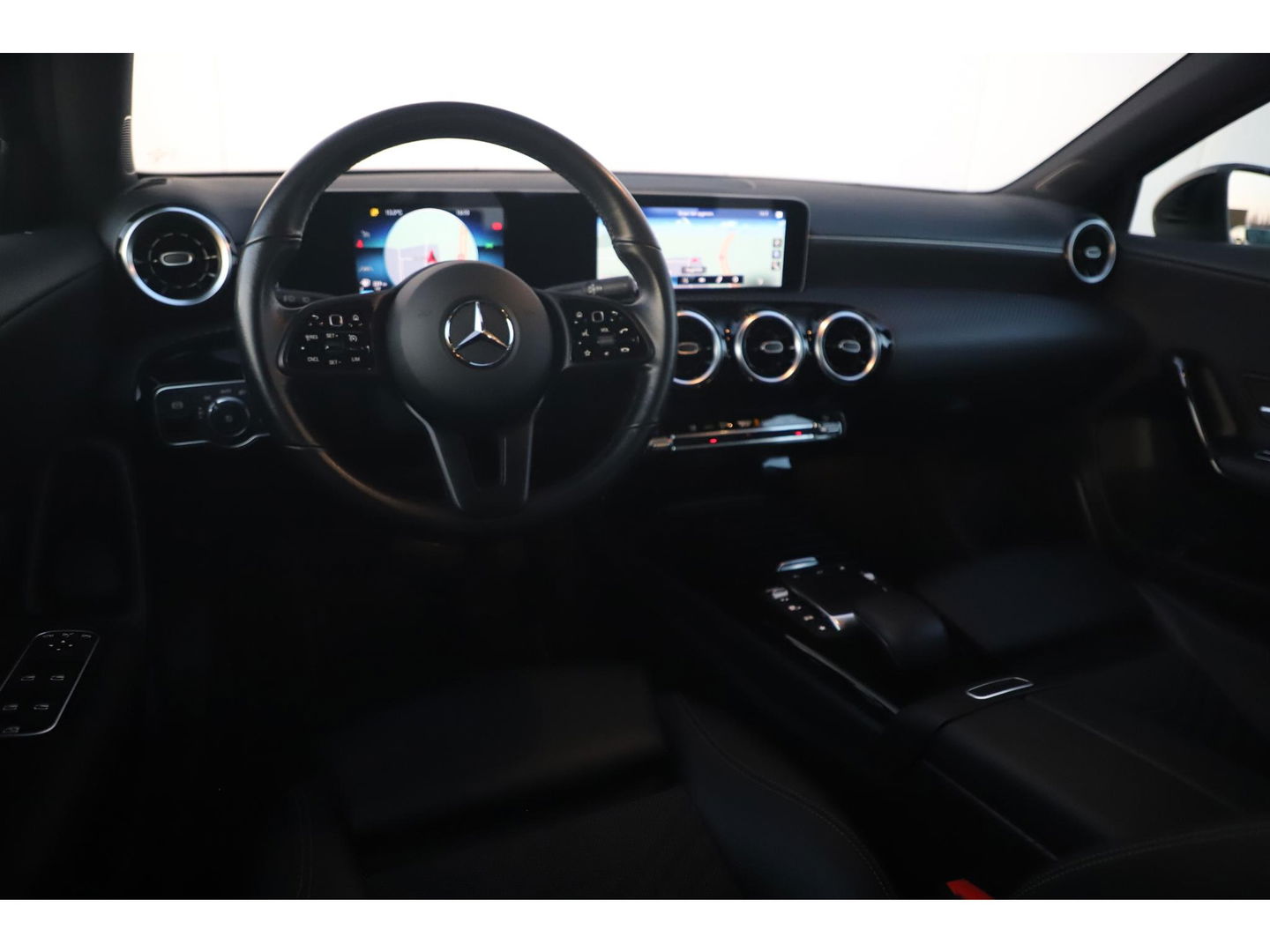 Mercedes-Benz A-Klasse 180 d Business Solution Automaat Widescreen 16 inch LMV Half Leder Sportstoelen Navigatie Carplay Android Achteruitrijcamera Clima Cruise Parkeersensor