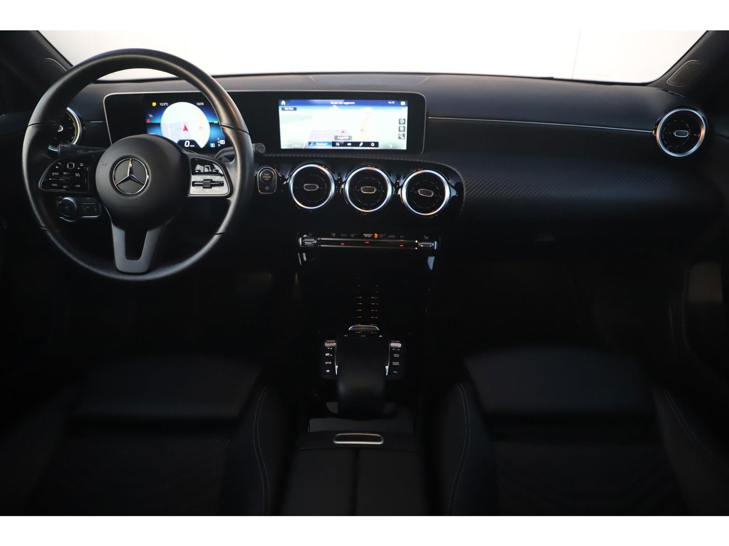 Mercedes-Benz A-Klasse 180 d Business Solution Automaat Widescreen 16 inch LMV Half Leder Sportstoelen Navigatie Carplay Android Achteruitrijcamera Clima Cruise Parkeersensor
