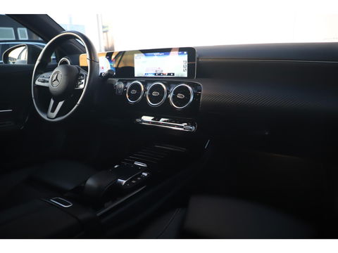 Mercedes-Benz A-Klasse 180 d Business Solution Automaat Widescreen 16 inch LMV Half Leder Sportstoelen Navigatie Carplay Android Achteruitrijcamera Clima Cruise Parkeersensor