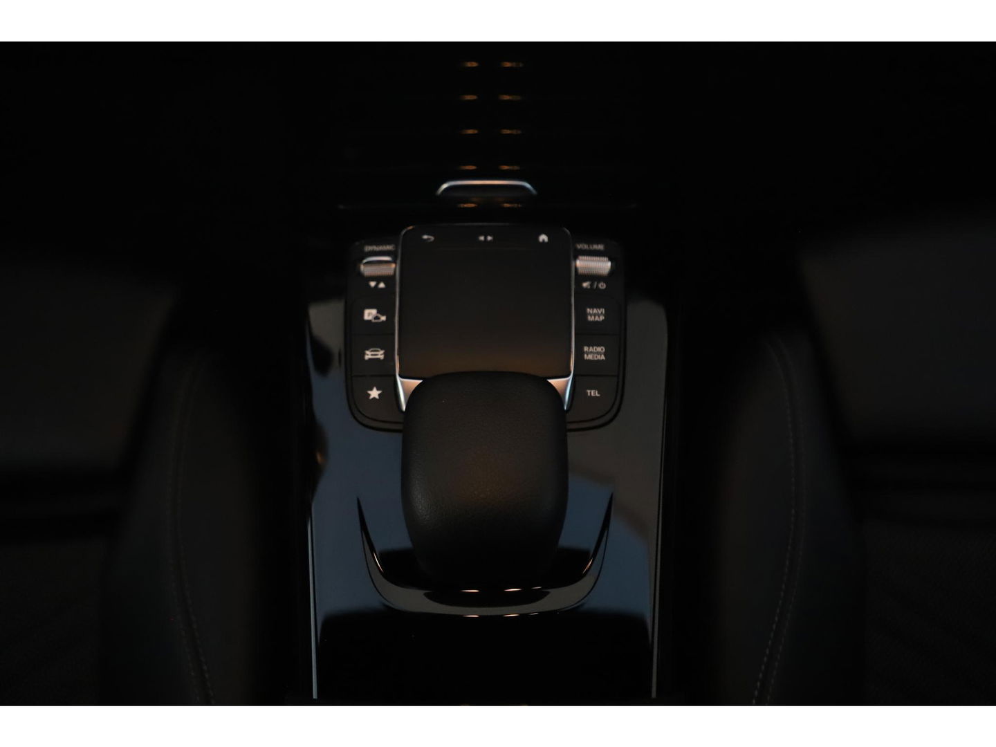 Mercedes-Benz A-Klasse 180 d Business Solution Automaat Widescreen 16 inch LMV Half Leder Sportstoelen Navigatie Carplay Android Achteruitrijcamera Clima Cruise Parkeersensor