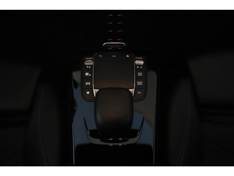 Mercedes-Benz A-Klasse 180 d Business Solution Automaat Widescreen 16 inch LMV Half Leder Sportstoelen Navigatie Carplay Android Achteruitrijcamera Clima Cruise Parkeersensor