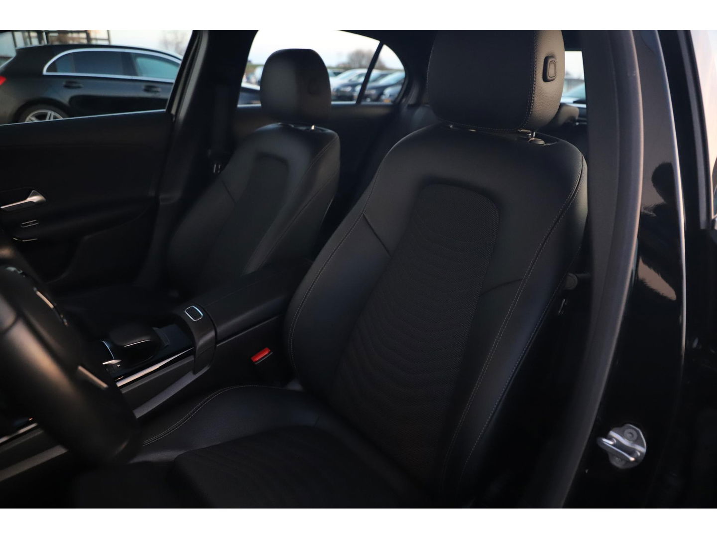Mercedes-Benz A-Klasse 180 d Business Solution Automaat Widescreen 16 inch LMV Half Leder Sportstoelen Navigatie Carplay Android Achteruitrijcamera Clima Cruise Parkeersensor