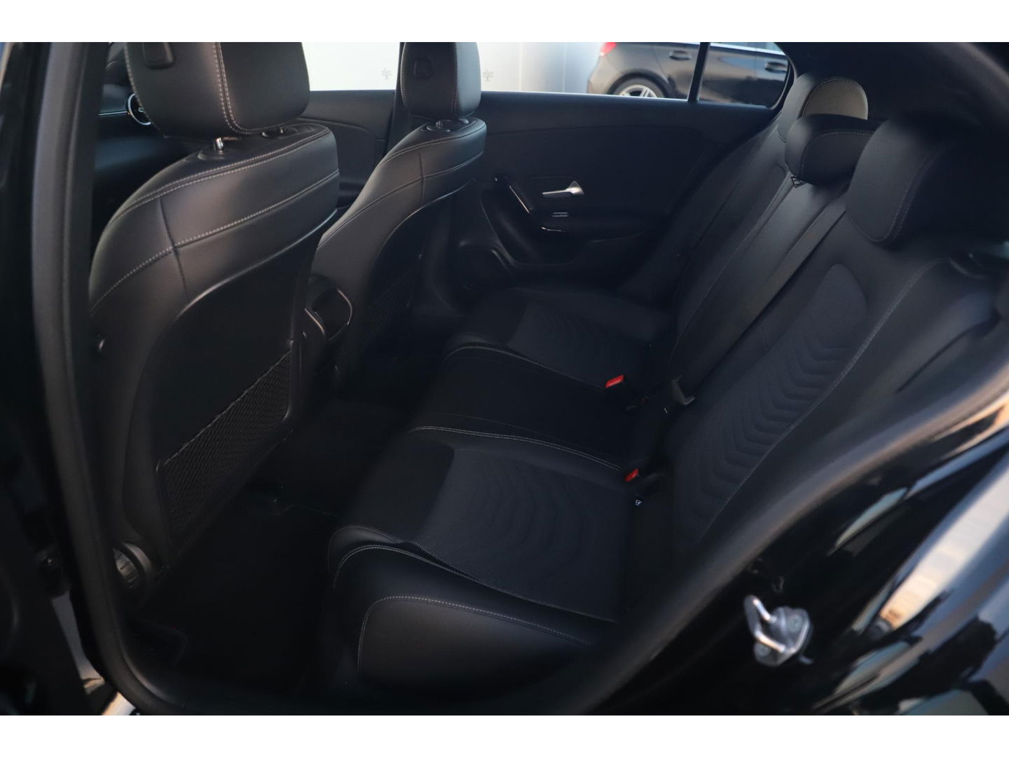 Mercedes-Benz A-Klasse 180 d Business Solution Automaat Widescreen 16 inch LMV Half Leder Sportstoelen Navigatie Carplay Android Achteruitrijcamera Clima Cruise Parkeersensor