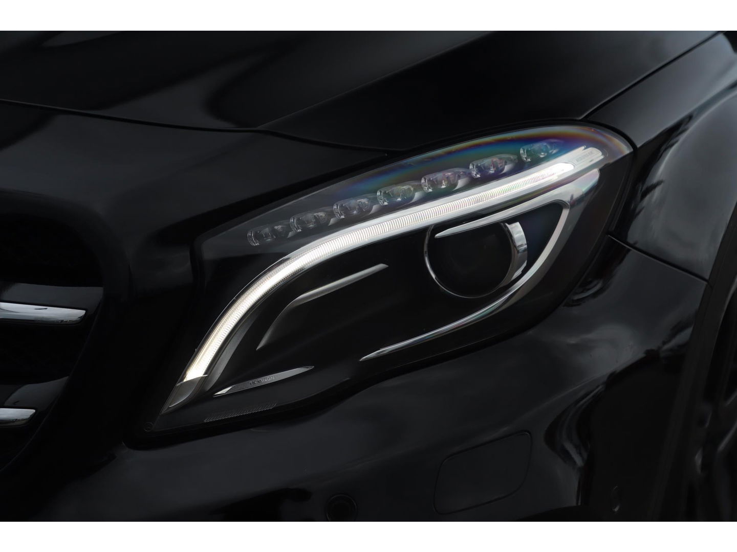 Mercedes-Benz GLA 180 AMG Night Automaat Xenon LED Carplay Half Leder Navigatie 18 inch LMV Sfeerverlichting Sportstoelen