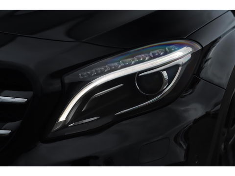 Mercedes-Benz GLA 180 AMG Night Automaat Xenon LED Carplay Half Leder Navigatie 18 inch LMV Sfeerverlichting Sportstoelen
