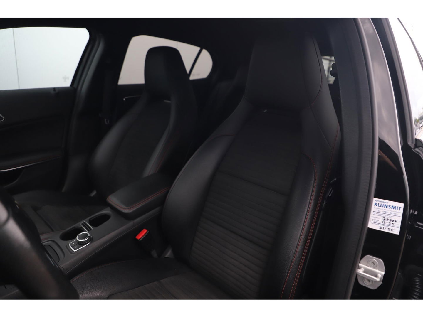 Mercedes-Benz GLA 180 AMG Night Automaat Xenon LED Carplay Half Leder Navigatie 18 inch LMV Sfeerverlichting Sportstoelen