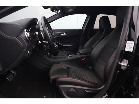 Mercedes-Benz GLA 180 AMG Night Automaat Xenon LED Carplay Half Leder Navigatie 18 inch LMV Sfeerverlichting Sportstoelen
