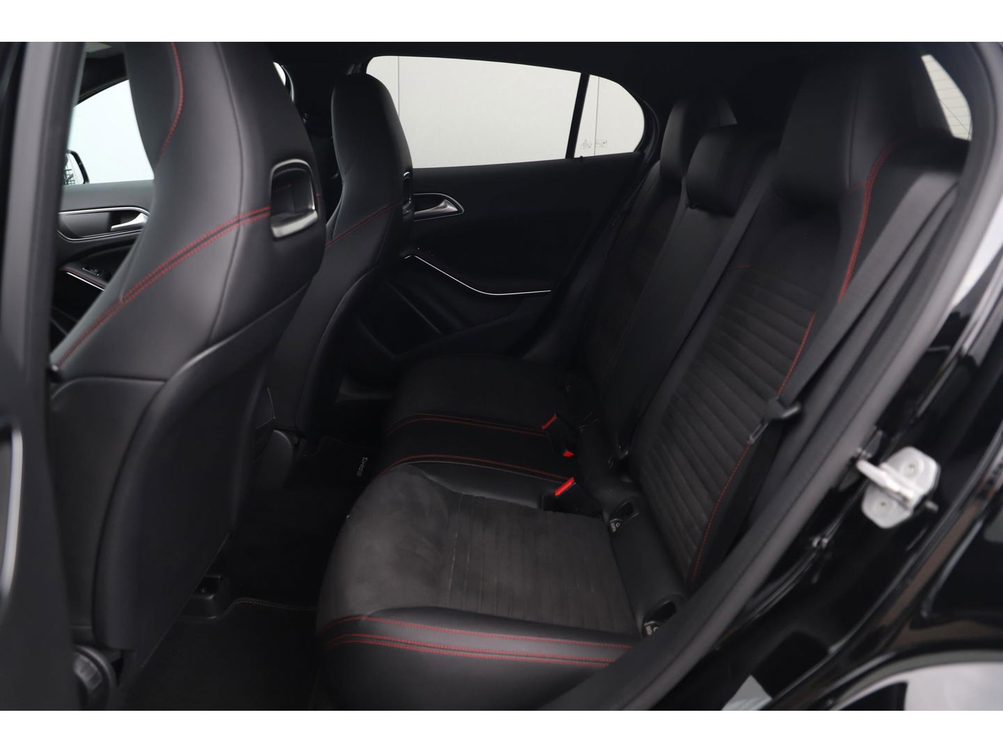 Mercedes-Benz GLA 180 AMG Night Automaat Xenon LED Carplay Half Leder Navigatie 18 inch LMV Sfeerverlichting Sportstoelen