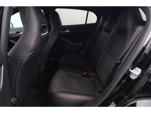 Mercedes-Benz GLA 180 AMG Night Automaat Xenon LED Carplay Half Leder Navigatie 18 inch LMV Sfeerverlichting Sportstoelen